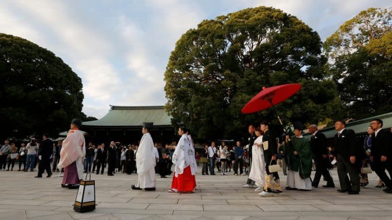 Preot fals în Japonia, cea mai convenabilă meserie
