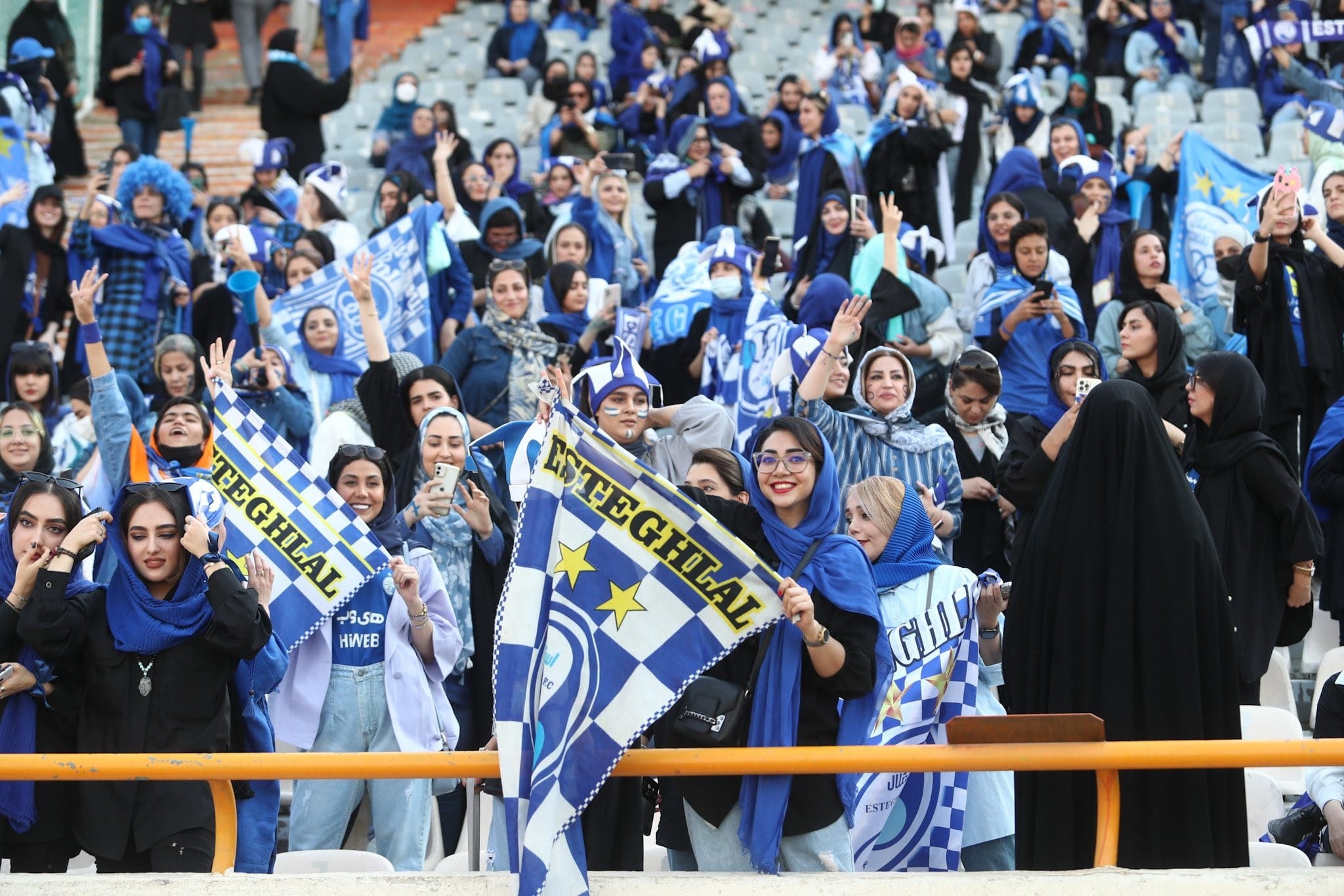 Femeile au participat pentru prima dată la un meci de fotbal după 40 de ani/ Twitter @fcesteghlaliran