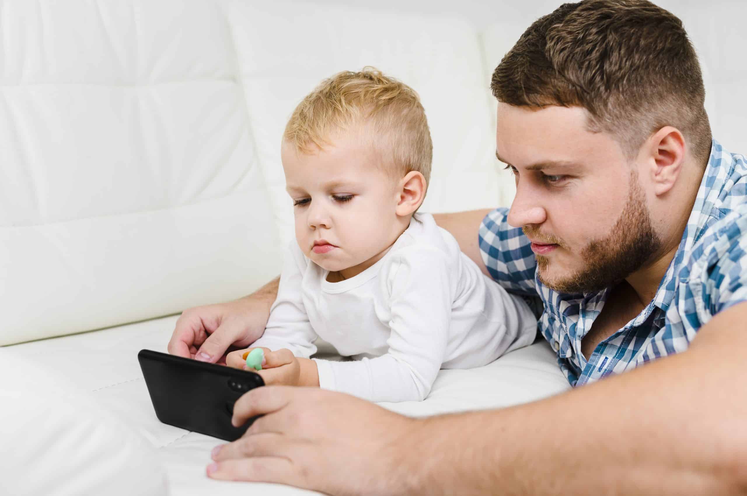 Cum anume afectează ecranele dispozitivelor creierul copilului/ freepik