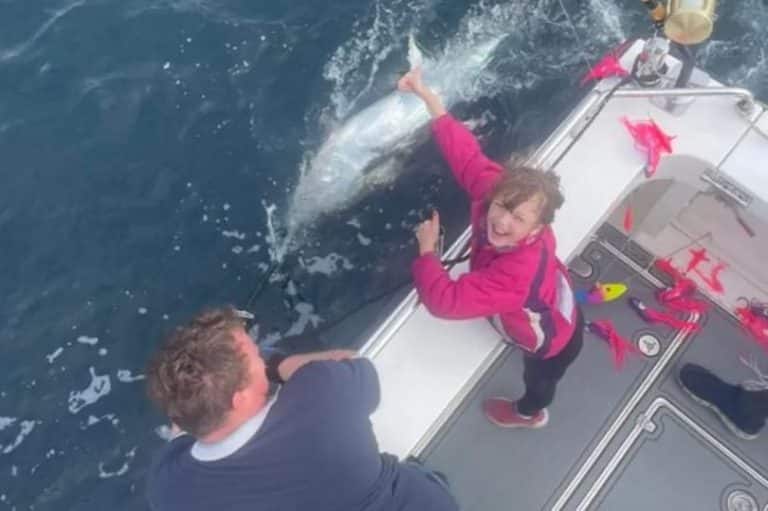 O fetiță a prins un pește care cântărește de șase ori cât ea/ Daily Stars