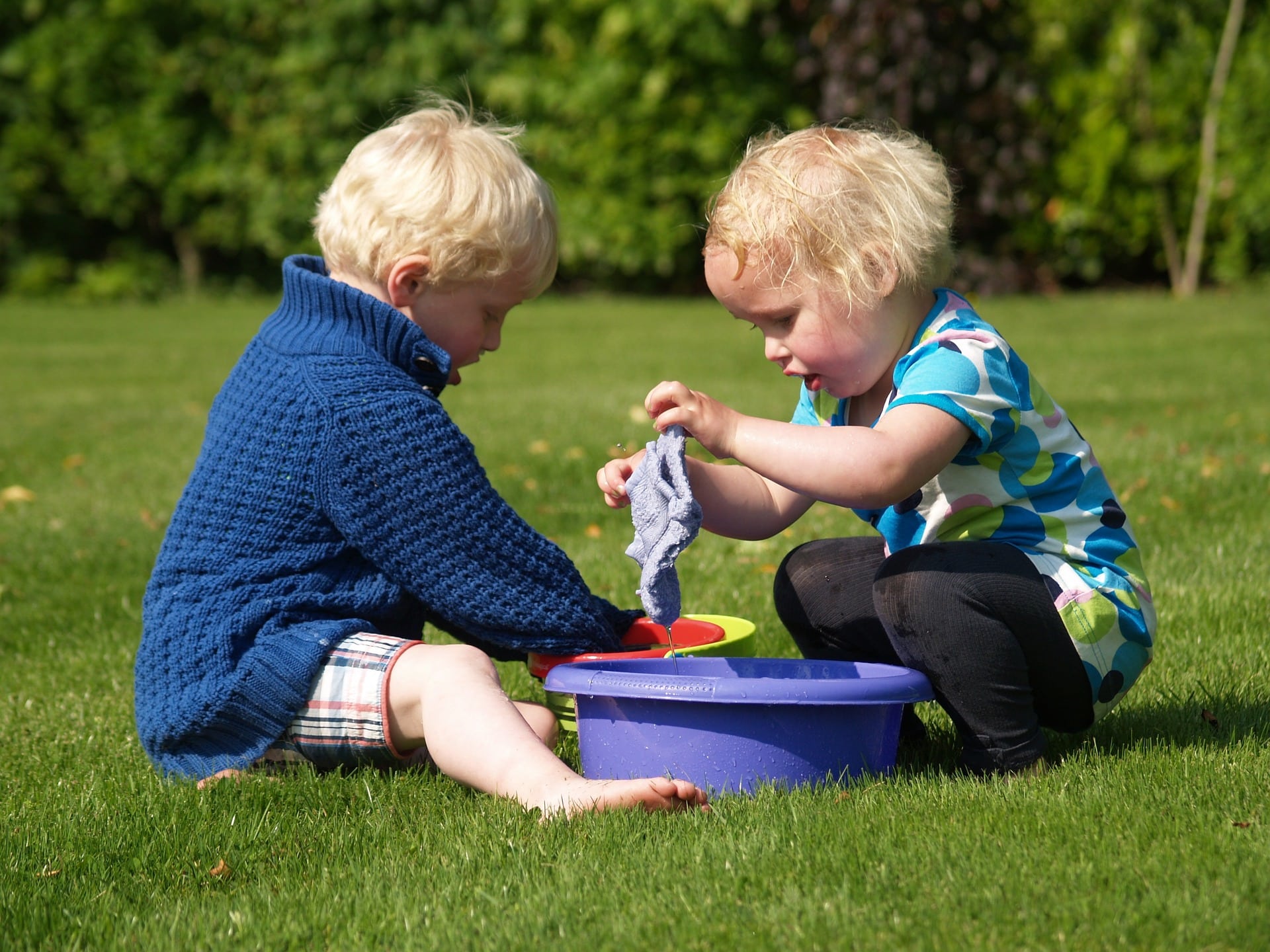 Bebelușii care se joacă împreună și socializează cu alți copii/ Pixabay