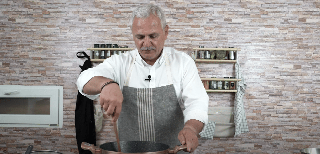 Liviu Dragnea continuă seria videoclipurilor culinare, în ciuda glumelor pe seama lui/ Captură video Youtube