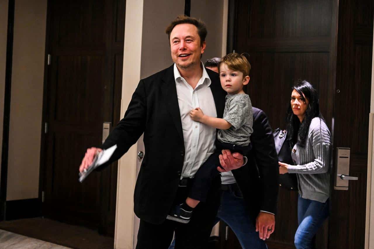 Momentul în care fiul lui Elon Musk urcă pe scenă lângă tatăl său la un eveniment din Miami