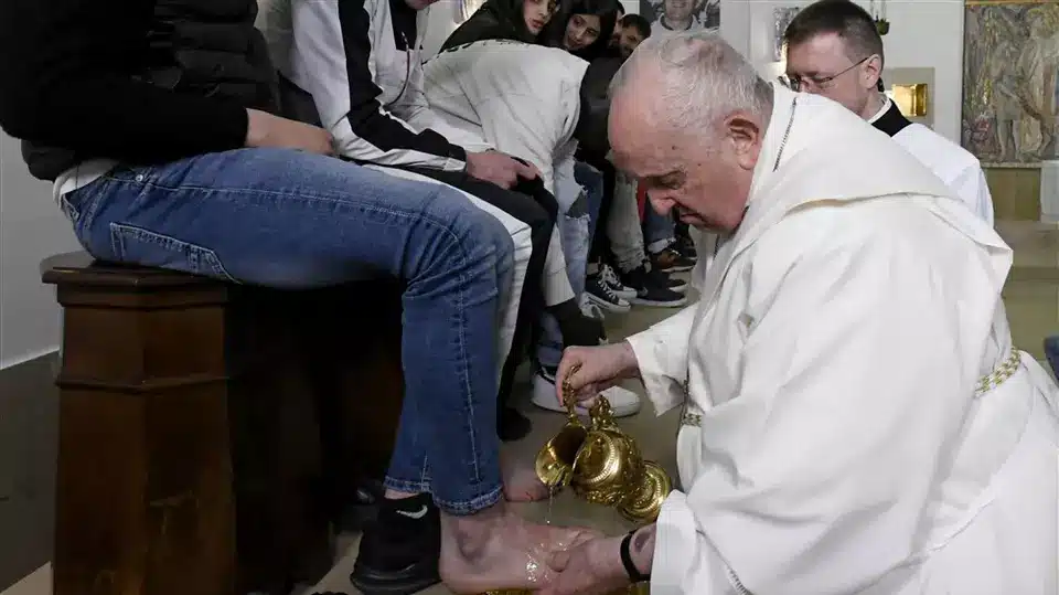 Momentul când Papa Francisc spală picioarele unor tineri deţinuţi/ Credit foto: Libertatea