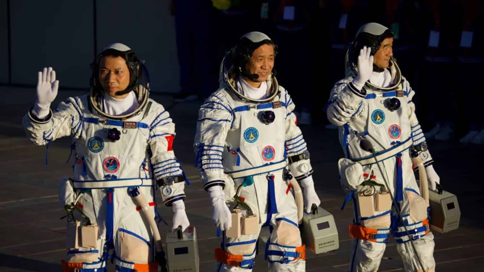 China urmează să trimită marţi primul său astronaut civil în spaţiu