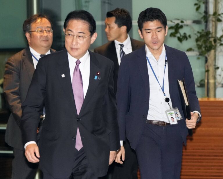 Premierul Japoniei şi-a demis propriul fiu