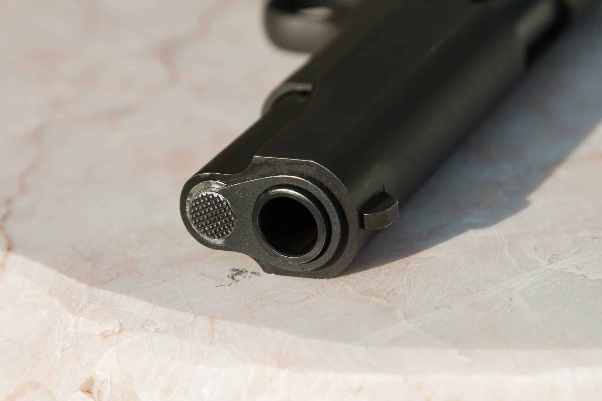 Un elev de clasa a XII-a din Mureş a mers la școală cu un pistol/ Pexels